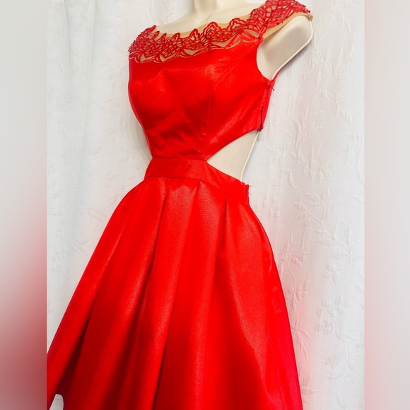 Sherri Hill Prom Invisible Neckline Beaded Laced Back Cutout Silky Short Dress 0 - Picture 2 of 9